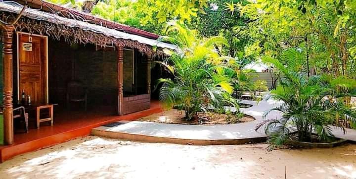 Naaval Beach Villa & Rooms Batticaloa Exterior photo